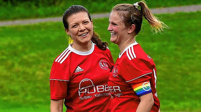 Auf Erfolgskurs: Spielführerin Steffi Meisch und Spielgestalterin Anna-Lisa Butowski klopfen mit den Fußballerinnen des SV Niederhof ...
