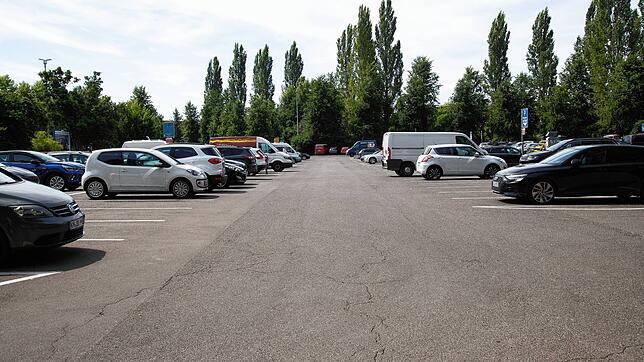 (Archivbild) Hier soll künftig neben Wohnraum auch ein Parkhaus entstehen. Den Anwohnern ist dabei die geplante Höhe ein Dorn im Auge.