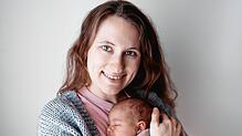 Von der Biathlon-Spitze ins Mutterglück: Janina Hettich-Walz freut sich über die Geburt ihrer Tochter Karlotta in der Helios-Klinik ...