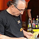 Mustafa Karacolcu vom Kulturverein Caba studiert noch einmal intensiv das Programm des diesjährigen Festivals.