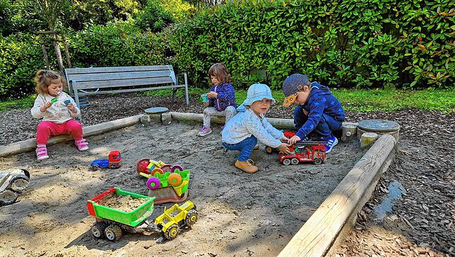 Lina, Emma, Jaro und Jakob spielen auch gern im Sandkasten. Ihre Tagesmutter Laura Rauch würde gern noch mehr Kinder betreuen, mit einer ...