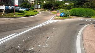 Blick auf die Unfallstelle an einer Verkehrsinsel, wo eine Frau bei einem Verkehrsunfall beim Überqueren der Straße tödlich verletzt wurde.