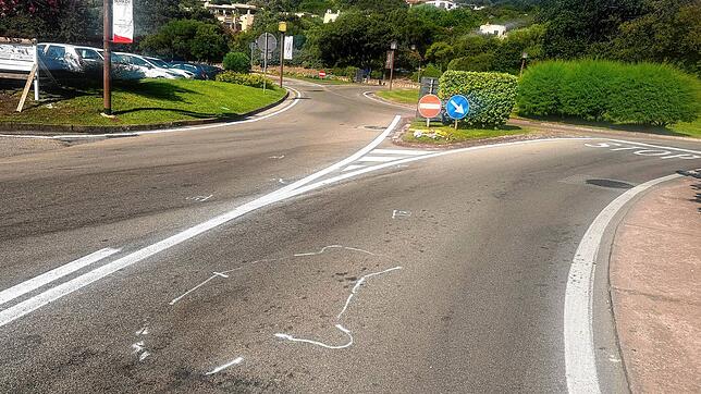 Blick auf die Unfallstelle an einer Verkehrsinsel, wo eine Frau bei einem Verkehrsunfall beim Überqueren der Straße tödlich verletzt wurde.