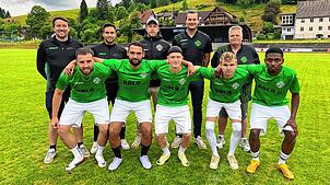 Die Furtwanger Neuzugänge (vorne, von links): Alexander Hagner, Samet Arslan, Loris Castelli, Alexander Knisch, Diallo Thernio sowie das ...