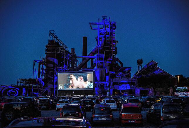 Die Coronakrise sorgt für eine Antragsflut für Autokino-Zulassungen wie vor der Kulisse des ehemaligen Hochofens Phoenix-West in Dortmund.