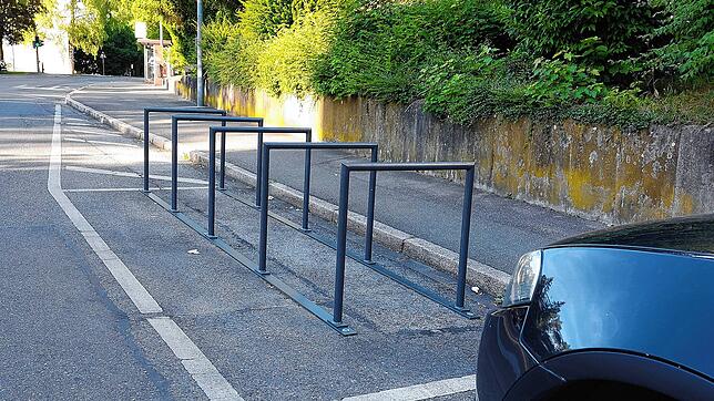 An 25 Bushaltestellen wurden Fahrrad-Abstellanlagen installiert, wie hier im Buhlenweg. Größtenteils werden sie gar nicht genutzt. ...