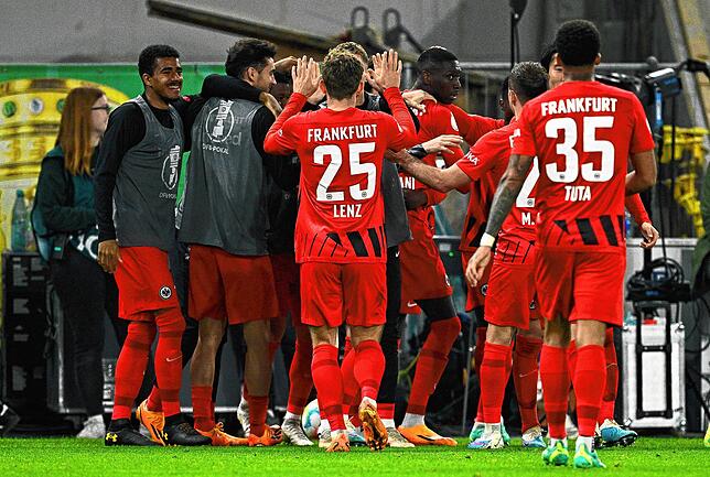 Frankfurts Spieler bejubeln das Tor zum 1:1