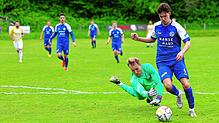 Julian Merk (rechts) lässt dem Gästeschlussmann Luca Frederic Schmid keine Chance und erzielt das 2:0.