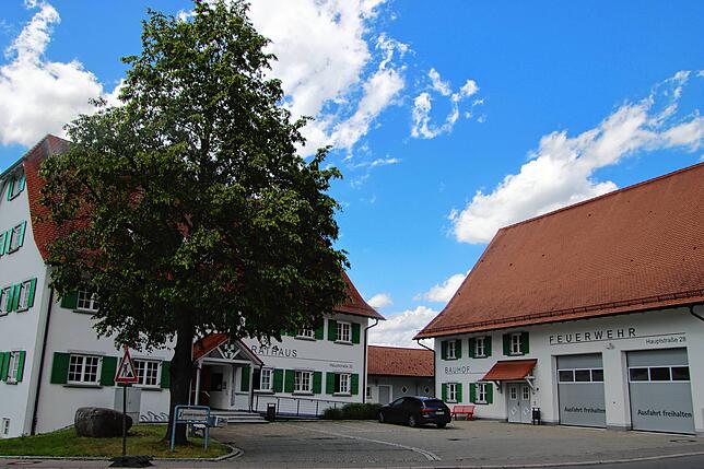Das Rathaus in Liggersdorf (links) ist der Sitz des Museums.