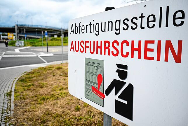 Rund acht Milliarden Euro tragen Schweizer Einkaufstouristen jedes Jahr ins benachbarte EU-Ausland.