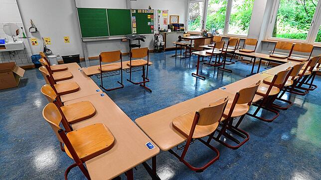 Ein Klassenzimmer einer Schule. Schulangst kann eine schwere Belastung sein.