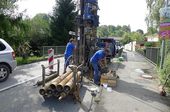 Mitarbeiter der Firma Baugrund Süd hatten im September Bodenuntersuchungen beidseitig der Aachbrücke vorgenommen, über die die ...