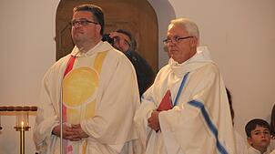 Christoph Neubrand (links) wurde als leitender Pfarrer der Seelsorgeeinheit verabschiedet. Dr. Michael Dulik (rechts) leitet diese ...
