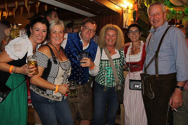 Am Abend im Bregtäler herrscht eine Superstimmung in Dirndln und Lederhosen. Von links: Simone Burgert, Nicole Laufer, Birgit Hofacker, ...