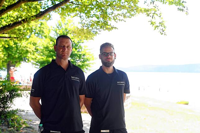 Matthias Feige und Felix Moll-Kleis achten seit diesem Wochenende zwischen 10 und 17 Uhr darauf, dass alle Regeln eingehalten werden.
