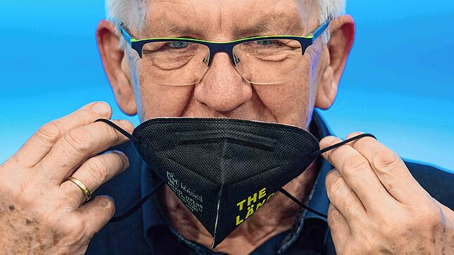 Maske ab und Schluss mit Corona-Quarantäne? Die Landesregierung um Ministerpräsident Winfried Kretschmann denkt wohl darüber nach.