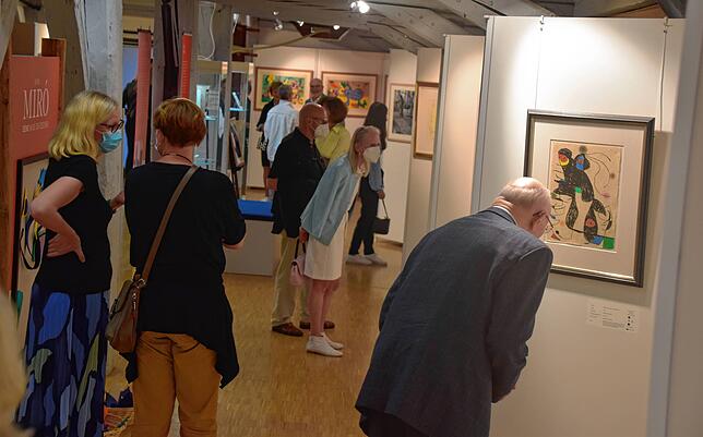 Bei der Vernissage waren viele Besucher anwesend und nutzten die erste Gelegenheit, um die Ausstellung anzuschauen.