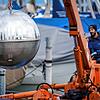 Vor etwa 100 Tagen ließ eine Schweizer Manufaktur eine rund 800 Kilogramm schwere Kugel voller Gin zum Reifen in den Bodensee herab. Nun ...