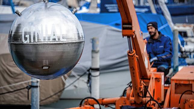 Vor etwa 100 Tagen ließ eine Schweizer Manufaktur eine rund 800 Kilogramm schwere Kugel voller Gin zum Reifen in den Bodensee herab. Nun ...