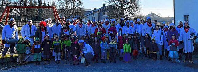 In den Ortsteilen der Gemeinde Weilheim besuchten die Hemdglunkis die Kindergärten. Hier freuten sich die kleinen Jungen und Mädchen in ...