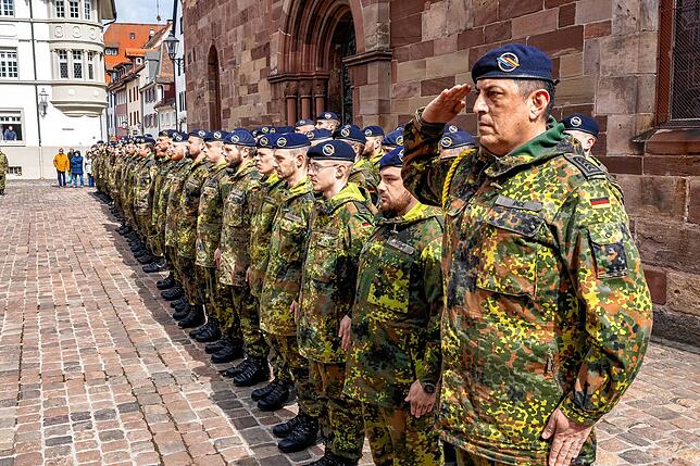 Bild 7: Bilder der beeindruckenden Bundeswehr-Parade vor dem Villinger Münster