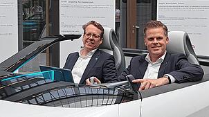 Finanzvorstand Björn Schutt (links) und Vorstandsvorsitzender Björn Twiehaus im Centum-Fahrzeug. Innovationen wie diese sollen dabei ...