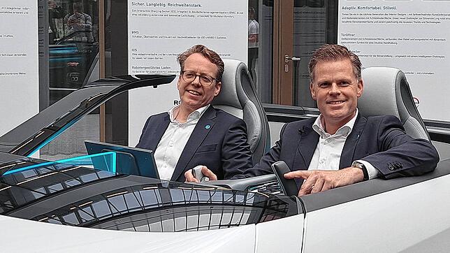 Finanzvorstand Björn Schutt (links) und Vorstandsvorsitzender Björn Twiehaus im Centum-Fahrzeug. Innovationen wie diese sollen dabei ...
