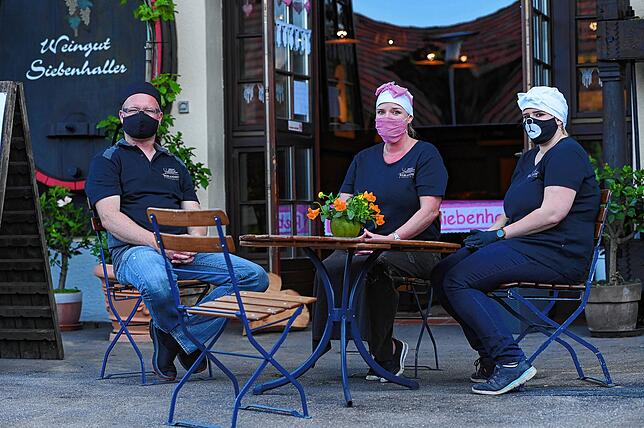 Fürs Foto sitzen Stefan, Daniela und Jana Siebenhaller (von links) schon einmal Probe. Eine Garnitur hat dafür Stefan Siebenhaller in ...