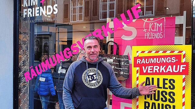 Olaf Süßke vor seinem Geschäft in der Paradiesstraße. Im März kommenden Jahres gibt er &bdquo;Kim and Friends&ldquo; nach dann nach ...