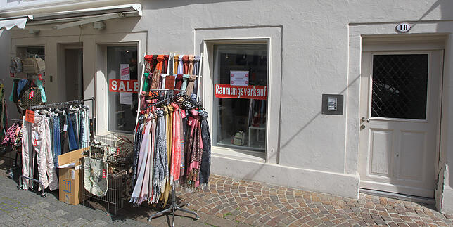 Neugasse 18: Hier findet ein Räumungsverkauf statt. Auch diesen Laden wird es hier bald nicht mehr geben.