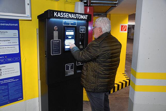 Für den Elektroingenieur Georg Wasmer ist die Bedienung des Kassenautomaten in den Parkhäusern nicht optimal gelöst.