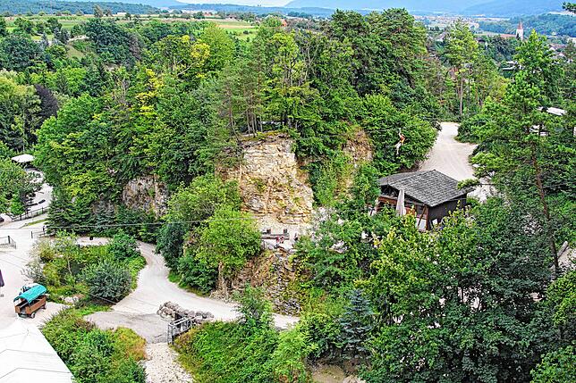Die Lochmühle in Eigeltingen bietet einiges an Aktivitäten für Jung und Alt: Unter anderem einen Abenteuerspielplatz, Kutschfahrten, ...