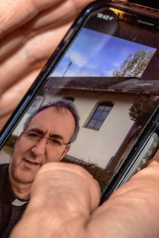 Pfarrer informiert über die Kanäle der sozialen Medien über den Beginn der Zeremonie.