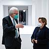 Ministerpräsident Winfried Kretschmann (Grüne) und Kultusministerin Susanne Eisenmann (CDU) unterhalten sich.