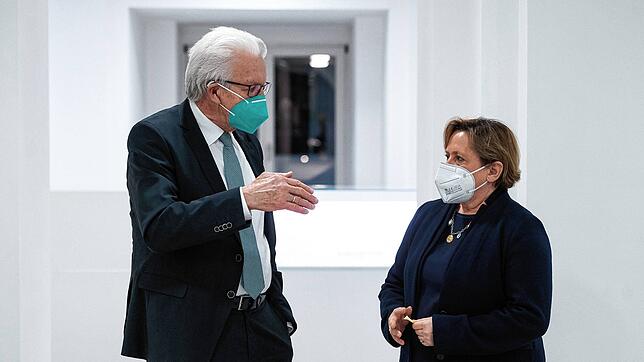Ministerpräsident Winfried Kretschmann (Grüne) und Kultusministerin Susanne Eisenmann (CDU) unterhalten sich.