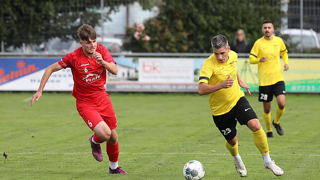 Der Öhninger Felix Wäschle (rechts) traf vier Mal in der Partie gegen den 1. FC Rielasingen-Arlen II (Deniz Ortancioglu). Die verrückte ...