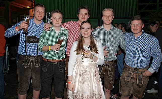 In Tracht kamen (von links) Jan Huber aus Igelswies, Moritz Bauer und Max Bauer aus Engelswies, Lena Endres aus Thalheim, Mike Steidle ...
