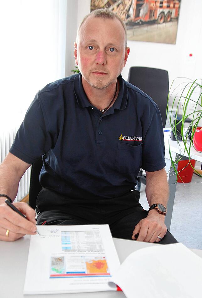 Markus Megerle, Kommandant der gesamtstädtischen Feuerwehr, mit dem Einsatztagebuch der Feuerwehr vom vergangenen Wochenende. Auf 33 ...