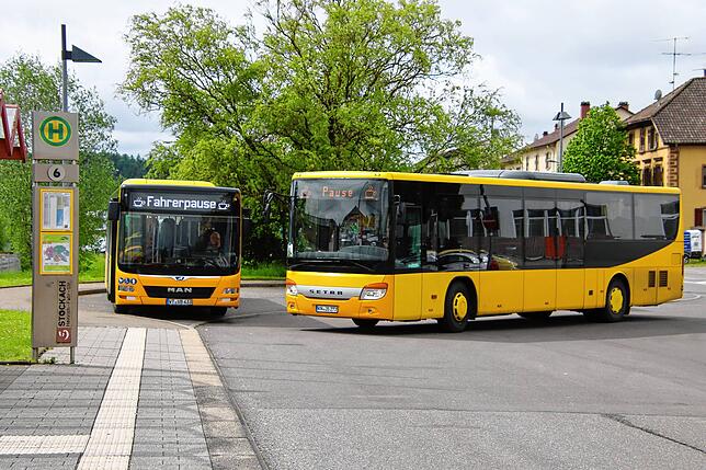 Mittagspause am Busbahnhof in Stockach.