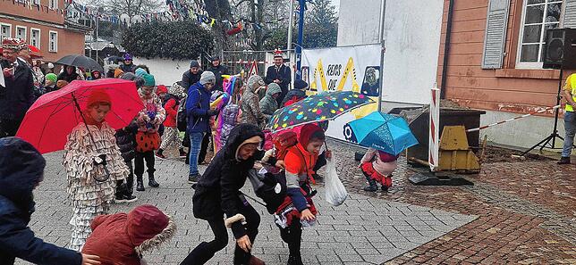Die Stadt geizt nicht mit Süßigkeiten, die vom Balkon des Bürgermeister-Dienstzimmers heruntergeworfen werden. Die Kinder haben die ...