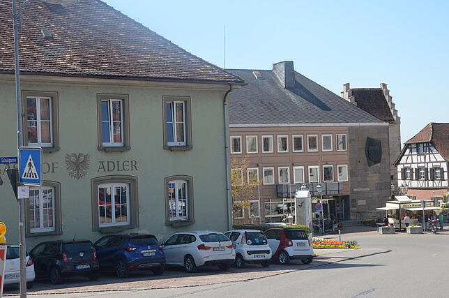 Einzuplanen: die Blickachsen zwischen Kirche, Hexenturm und Adler.