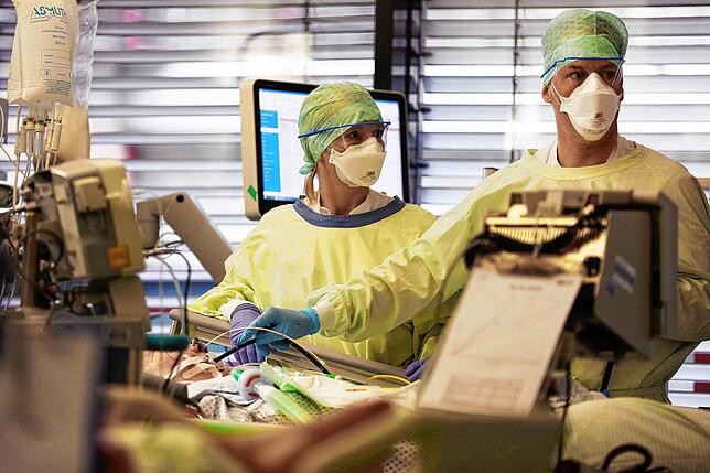 Ärzte behandeln einen Corona-Patienten in einem Krankenhaus.