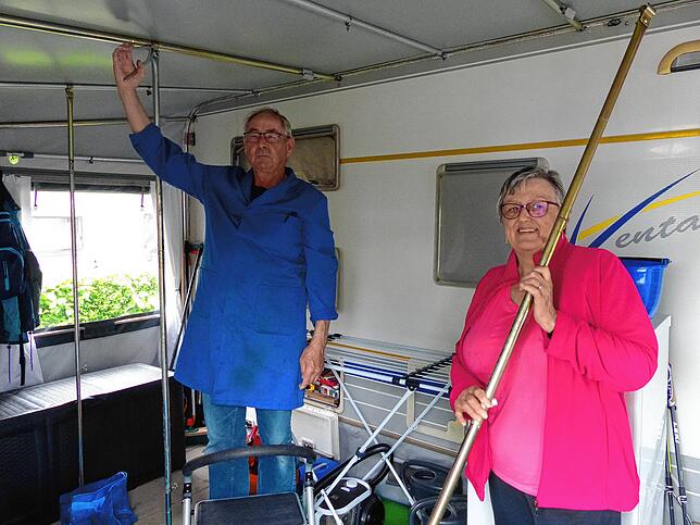 In Aktion: Albert und Renate Kazmaier stellen vom Winter- auf den Sommerbetrieb um.