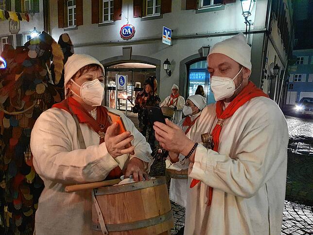Bild 2: Endlich wieder Fasnacht: Narro-Zunft Waldshut feiert mit Umzug und Narro-Auswürfeln (mit Videos)
