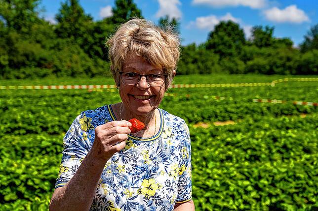Cornelia Wangler aus Unterkirnach testet die Qualität der Früchte.