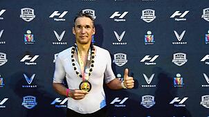 Noch bei Tageslicht kommt Gabor Langyel aus Hüfingen beim Iron Man Hawaii 2024 ins Ziel.