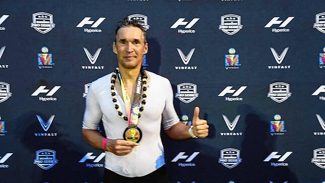 Noch bei Tageslicht kommt Gabor Langyel aus Hüfingen beim Iron Man Hawaii 2024 ins Ziel.