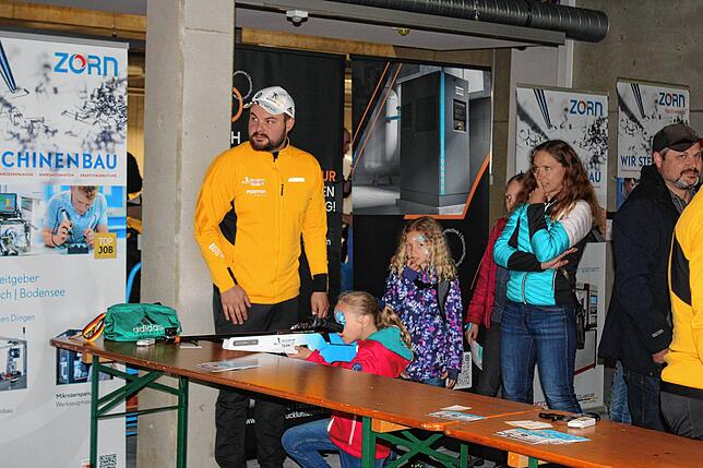 Das Biathlon-Laserschießen im Neubau von Zorn Maschinenbau kommt sehr gut an. Wer es ausprobieren will, braucht aber erst viel Geduld ...