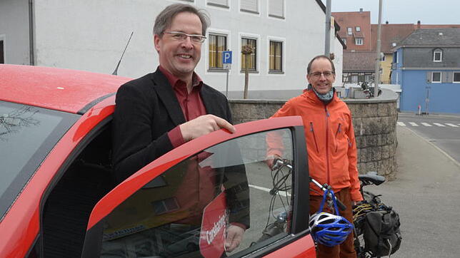 Wielant Ratz (links) von Bodensee-Mobil und VCD-Sprecher Frieder Staerke werben für das Carsharing-Angebot.