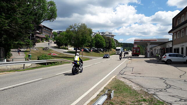 Links oben das Kurhaus, darunter die B 500, rechts hinter den Gebäuden der See – die verkehrsreiche Straße zerschneidet den Ort.